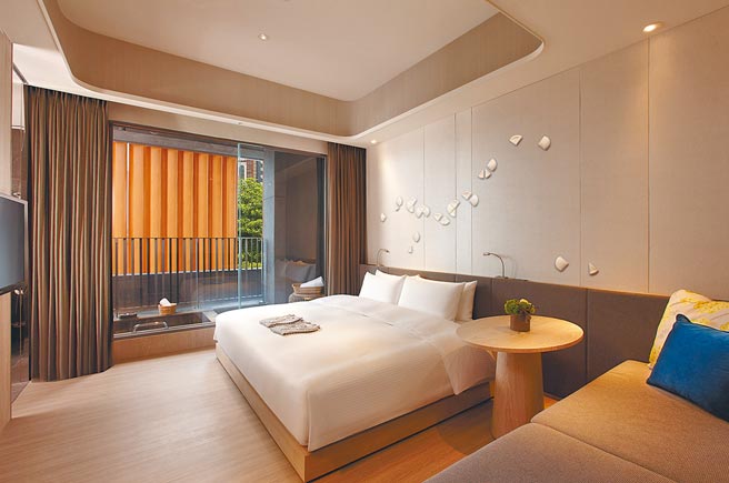 礁溪晶泉丰旅推出「暮冬．彩瓷绘」3天2夜住房专案，为房客打造能亲自体验青花瓷工艺美学的温泉假期。（礁溪晶泉丰旅提供）