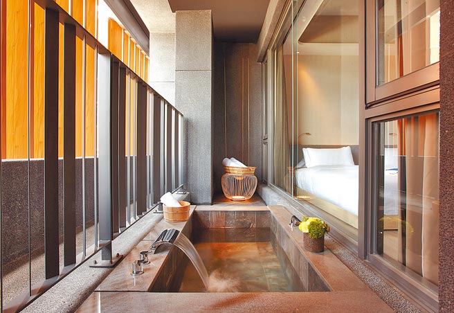 礁溪晶泉丰旅房内的半露天温泉风吕。（礁溪晶泉丰旅提供）