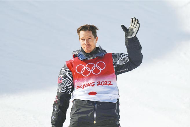 美国雪板名将怀特在北京完成个人第5次冬奥征战，于半管赛拿下第4名后向场边挥手，含泪结束选手生涯。（美联社）