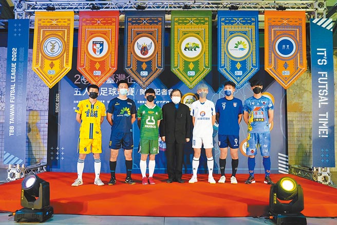 2022年台湾企银五人制足球联赛12日开踢，中华足协理事长邱义仁（中）与6队代表球员于赛前记者会合影。（中华足协提供）