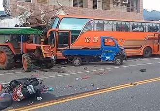 台東長濱公車撞上耕耘機 無人員受傷