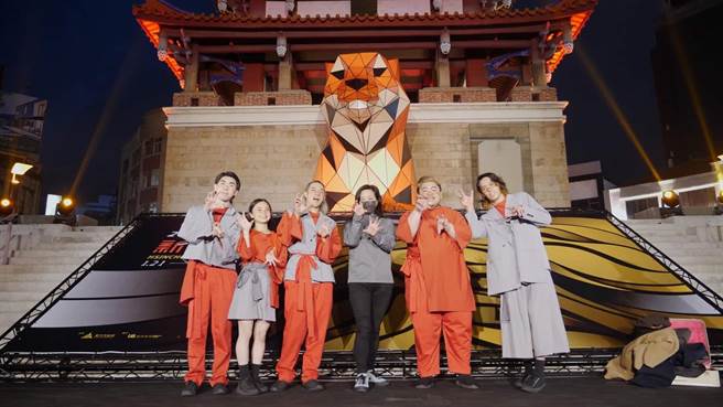 2022新竹过好年系列活动「虎虎生风闹元宵」热闹滚滚，副市长沈慧虹（右三）邀市民白天新竹公园赏樱、夜晚逛东门城及护城河畔欣赏虎啸生风声光艺术。（新竹市府提供／邱立雅竹市传真）