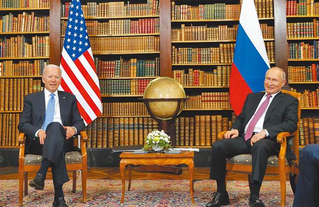 俄烏戰爭一觸即發，美國總統拜登與俄羅斯總統普丁熱線通話無突破。圖為2021年6月16日，拜登（左）和普丁在瑞士日內瓦舉行會晤。（資料照/新華社）