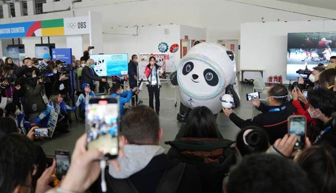 北京冬奥会主媒体中心举办集体採访活动，向记者介绍北京2022年冬奥会吉祥物「冰墩墩」设计理念，并邀请「冰墩墩」进行现场互动。（新华社）
