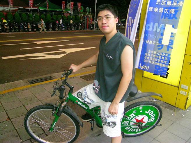 立委蔡易余20年前模样引发网友惊呼。（图／摘自蔡易余 家己人脸书）