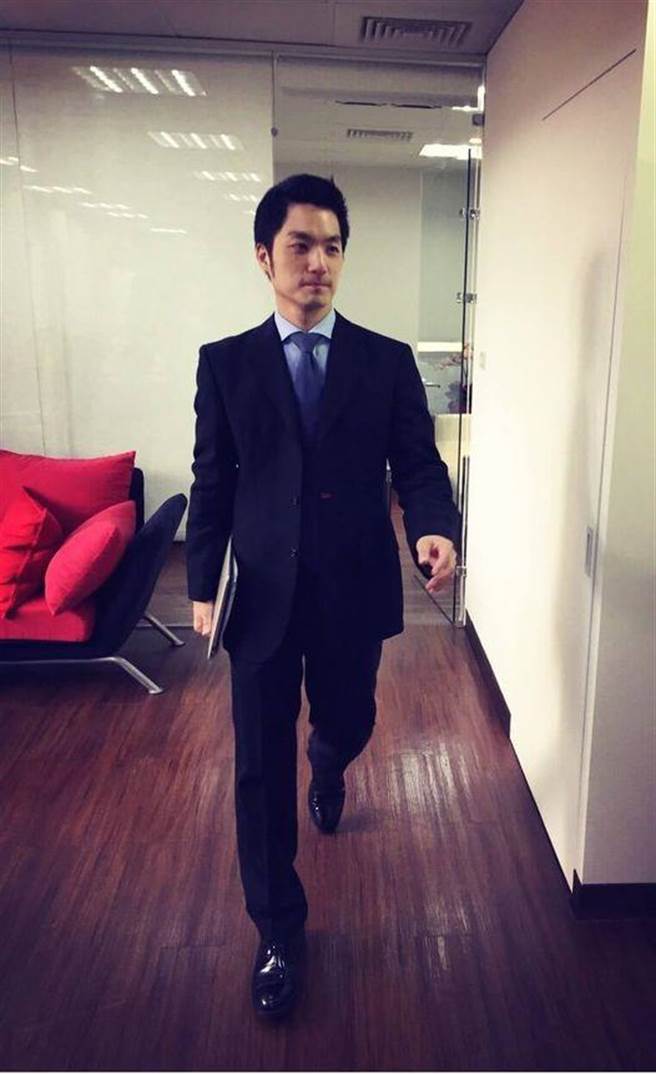 跟上「5年前的自己」潮流，蔣萬安在臉書分享自己2016年就任立委後，即將在立院進行第一次總質詢的照片。（圖片摘自蔣萬安臉書）