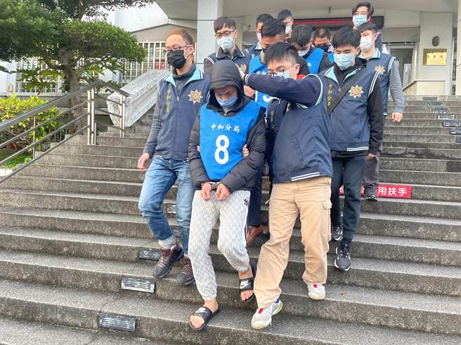 34岁锺姓男子在新北市中和区经营的通讯行内遭殴伤致死，詹姓主嫌等4人移送新北地检署复讯后，遭检方声押禁见。（叶书宏摄）