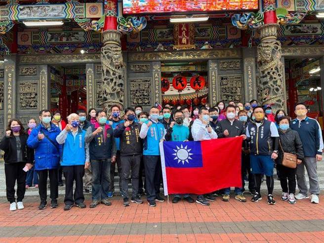 罗智强和支持者合影照。（图片摘自罗智强脸书）