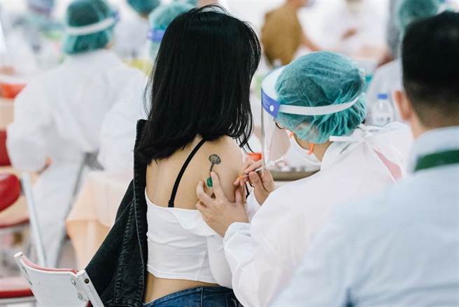 一名女子打疫苗前放话，要让男友下不了床。图为民眾打疫苗的画面。（本报系资料照）