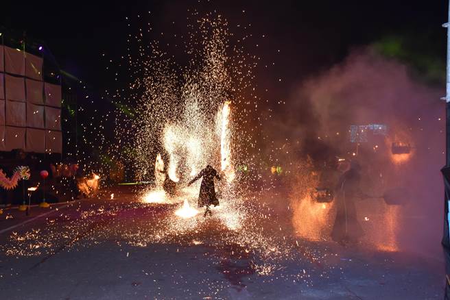 苗栗（火旁）龙之夜登场，由即将成真火舞团的火舞表演压轴。（谢明俊摄）