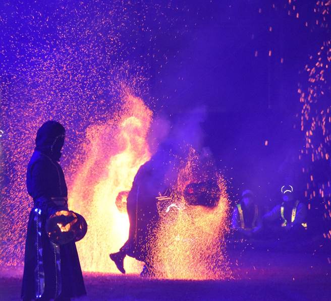 苗栗（火旁）龙之夜登场，由即将成真火舞团的火舞表演压轴。（谢明俊摄）