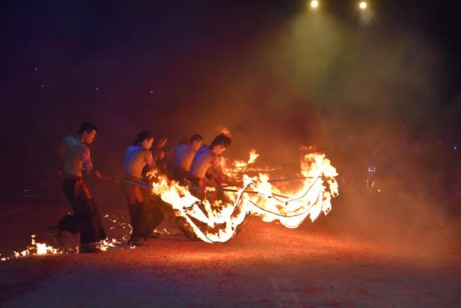 苗栗（火旁）龙之夜登场，压轴上演的即将成真火舞团全球首演的「台湾火龙」剧目。（谢明俊摄）