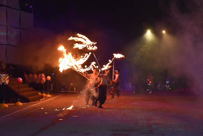 苗栗（火旁）龙之夜登场，压轴上演的即将成真火舞团全球首演的「台湾火龙」剧目。（谢明俊摄）