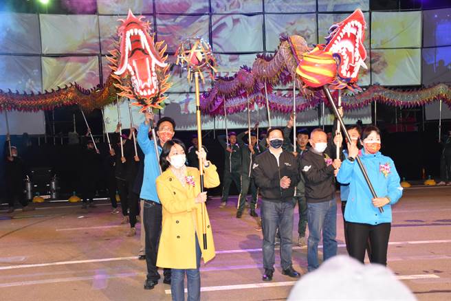 苗栗苗栗（火旁）龙之夜登场，苗栗市长邱镇军与苗栗县长徐耀昌粉墨登场。（谢明俊摄）