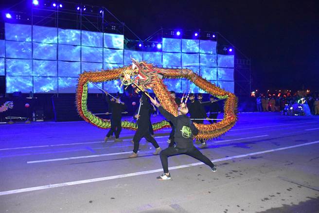 （火旁）龙映像文创剧，搭配舞龙来述说（火旁）龙的缘起。（谢明俊摄）