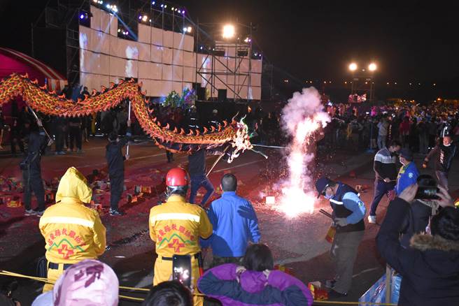 苗栗（火旁）龙之夜登场，祥龙在猛烈的炮仗中穿梭。（谢明俊摄）