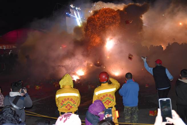 苗栗（火旁）龙之夜登场，苗栗市公所清洁队工作人员不断点掷连珠炮。（谢明俊摄）