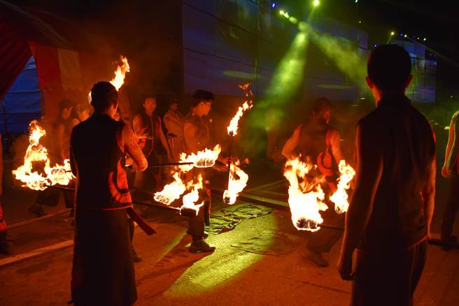 苗栗（火旁）龙之夜登场，即将成真火舞团成员认真又热情的演出，赢得全场观眾热烈掌声回报（谢明俊摄）