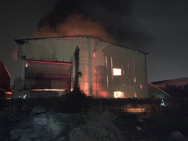 永康區一處工廠倉庫凌晨火警，火勢全面燃燒。（讀者提供／曹婷婷台南傳真）