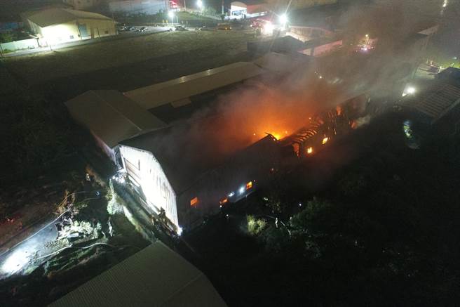 永康區一處工廠倉庫凌晨火警，火勢全面燃燒。（讀者提供／曹婷婷台南傳真）