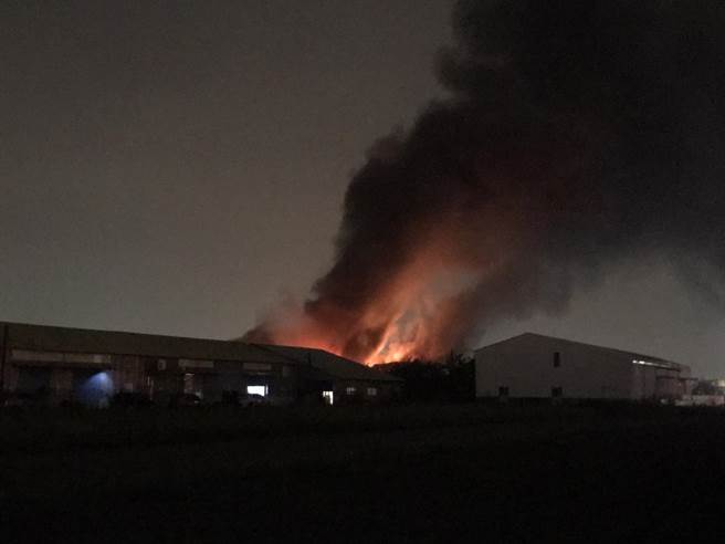 永康區一處工廠倉庫凌晨火警，火勢全面燃燒。（讀者提供／曹婷婷台南傳真）