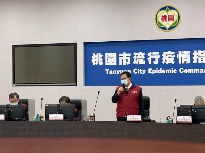 桃园市长郑文灿13日说，市府也针对蛋荒问题全面检查259所学校营养午餐，下周有156校有供应蛋类、约占6成以上，目前供应无虞。(蔡依珍摄)