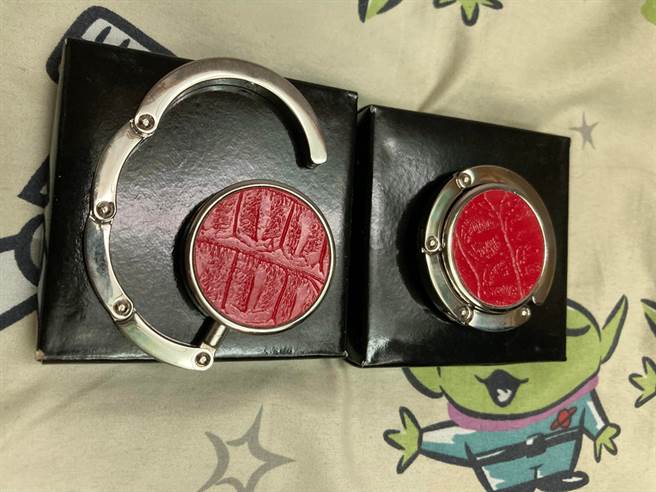 民眾用餐时收到一个外型像是「印泥＋手铐」的赠品，让她十分狐疑，不解背后用途。（图／翻摄自脸书《爆废公社》）