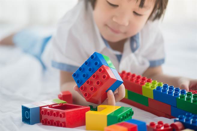 1名网友日前躺在床上，他的侄女突然找他玩耍，侄女直接坐在他身上并脱口「拜托啦，那如果你跟我玩，我就给你看我穿内衣的样子」。（示意图/Shutterstock提供）