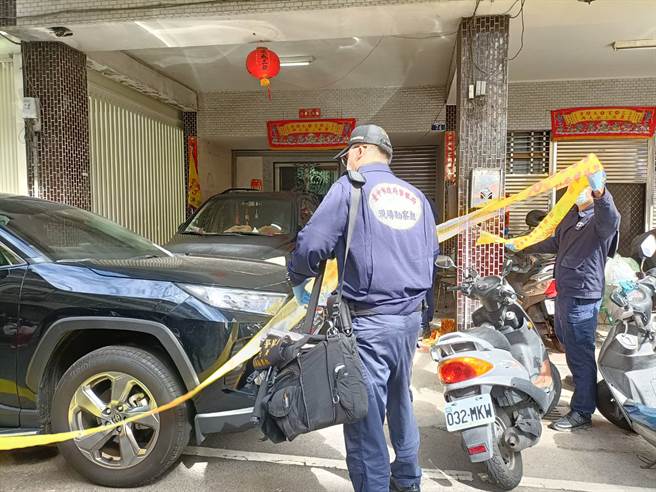 台中市潭子区一名25岁、萧姓职业军人疑与妻子感情不睦，13日凌晨3点多，疑将两名3、5岁的男幼童杀死后，自己畏罪从大楼顶楼轻生，目前送往中国医药大学附设医院急救中。（记者陈淑娥摄）