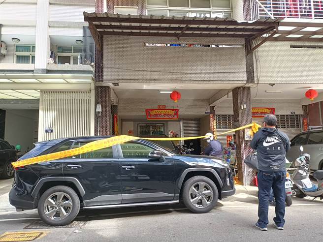 台中市潭子区一名25岁、萧姓职业军人疑与妻子感情不睦，13日凌晨3点多，疑将两名3、5岁的男幼童杀死后，自己畏罪从大楼顶楼轻生，目前送往中国医药大学附设医院急救中。（记者陈淑娥摄）