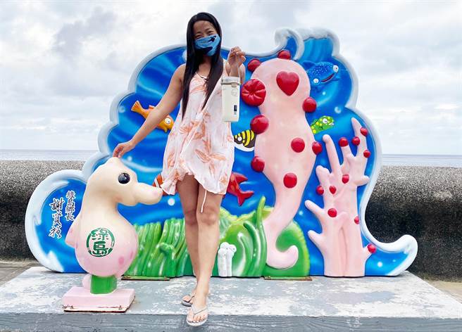 旅遊作家黃小莫登上綠島，協助推廣環保杯。（黃小莫提供）