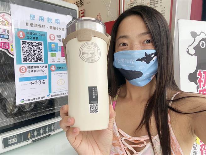 旅遊作家黃小莫登上綠島，協助推廣環保杯。（黃小莫提供）