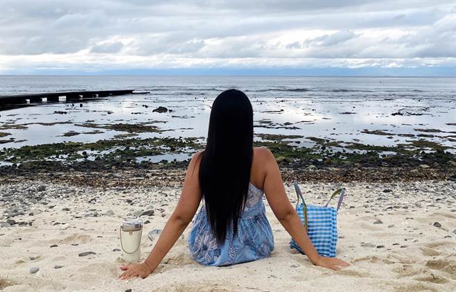 旅遊作家黃小莫登上綠島，協助推廣環保杯。（黃小莫提供）