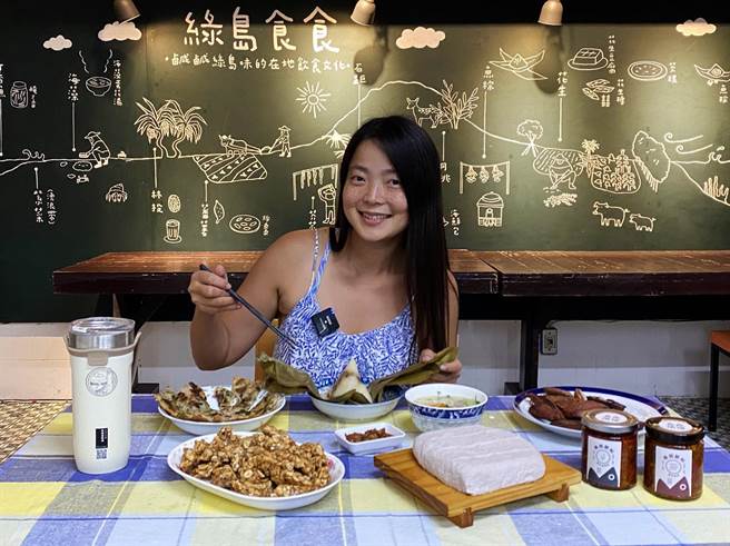 旅遊作家黃小莫登上綠島，協助推廣環保杯。（黃小莫提供）