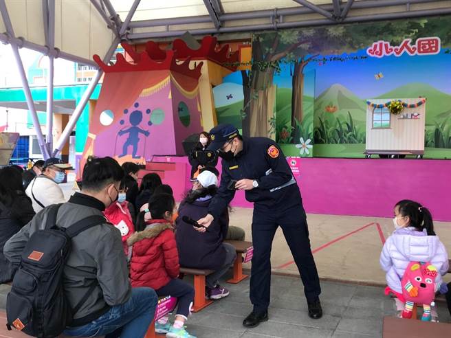龍潭警方前進小人國對遊客進行犯罪預防宣導。(警方提供／呂筱蟬桃園傳真)