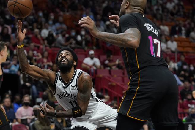 厄文(左)虽然快要倒地，仍然努力把球投出。(美联社)