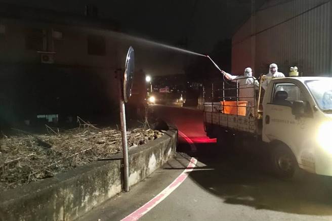 竹縣確診的老婦從自宅步行至自有農田種菜，環保局昨晚已對周邊道路完成環境消毒。（新竹縣政府提供／羅浚濱新竹傳真）