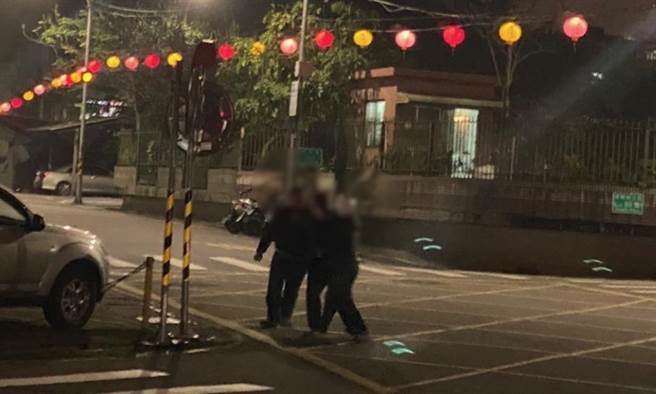 本月11日文山区保仪路发生男女为了债务当街互殴。（图／民眾提供）