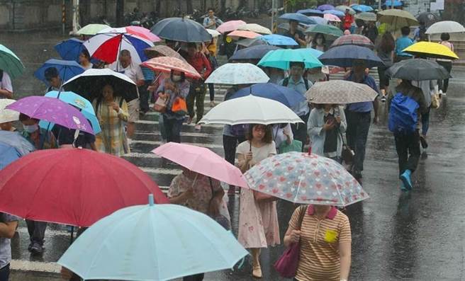 北台湾位处东北季风迎风面，今年二月以来天气湿冷、日照不足。（资料照）
