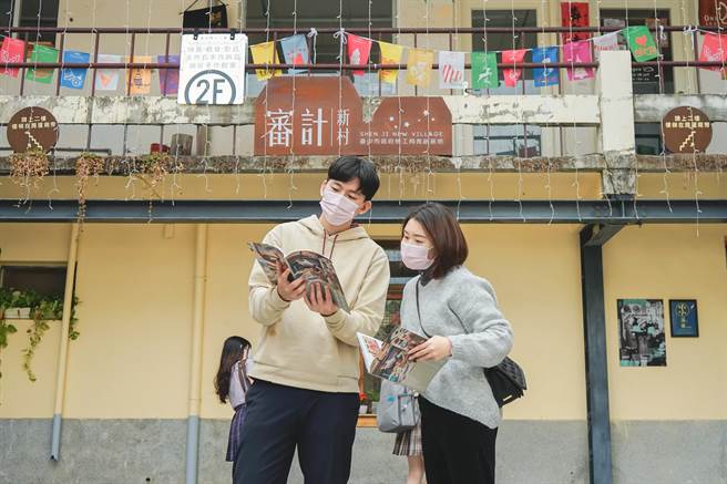 台中市府勞工局推動青創基地，助年輕人創業，出版《青春正好．未來職人》，收錄50名青創基地進駐青年創業故事。（台中市府提供／盧金足台中傳真） 