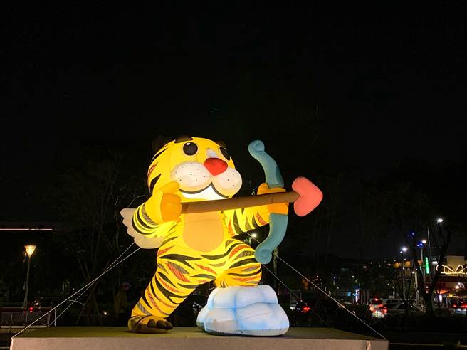 虎年高雄灯会，出现一只可爱的「爱虎」，不管是手比小爱心，斜躺在小山坡上，或是拿着弓箭，化身成爱神邱比特，各种模样让观眾抢着拍照。（纸风车剧团提供）