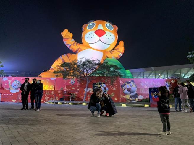 高雄灯会，出现一只可爱的「爱虎」，手比爱心迎接观眾。（纸风车剧团提供）