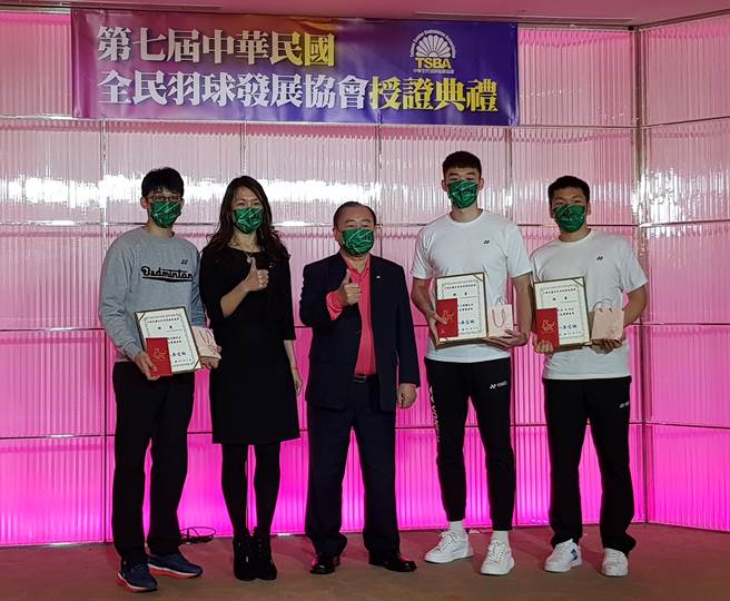 李洋（左一）、王齐麟（左二）和教练陈宏麟（左一）一同出席第50届清晨杯暨吴文达纪念杯羽球锦标赛启动仪式。（陈筱琳摄）