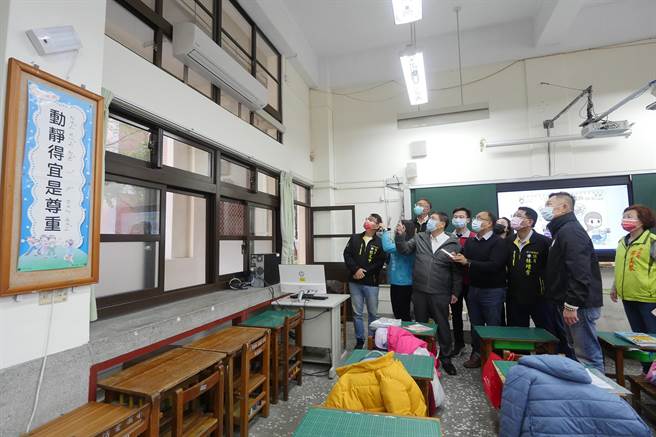 县长杨文科（左三）到博爱国小视察各教室设装的冷气，指全县117所学校夏天前将达成「班班有冷气」的目标。（罗浚滨摄）