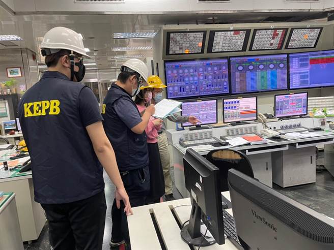 高市环保局人员进厂查核兴达电厂降载减排。（高市环保局提供／袁庭尧高雄传真）