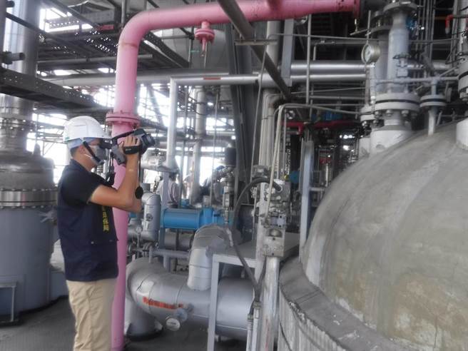 稽查人员利用热显像仪稽查VOCS逸散。（高市环保局提供／袁庭尧高雄传真）