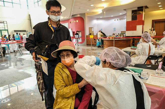 新竹縣14日起加開18場大型接種活動，2月底前完成第1、2劑接種者還能獲200元的超商禮券。（羅浚濱攝）