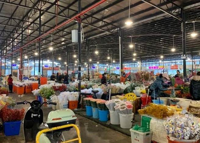 大陆每束玫瑰20支价格已飙涨至120元（人民币，下同，约台币527元），比往年贵一倍。图为广州市岭南花卉市场。（东网）