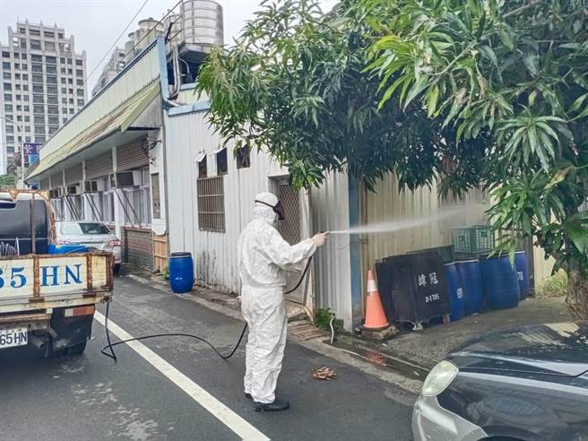 苗栗縣政府針對確診者足跡進行環境清消。（苗栗縣政府提供／李京昇苗栗傳真）