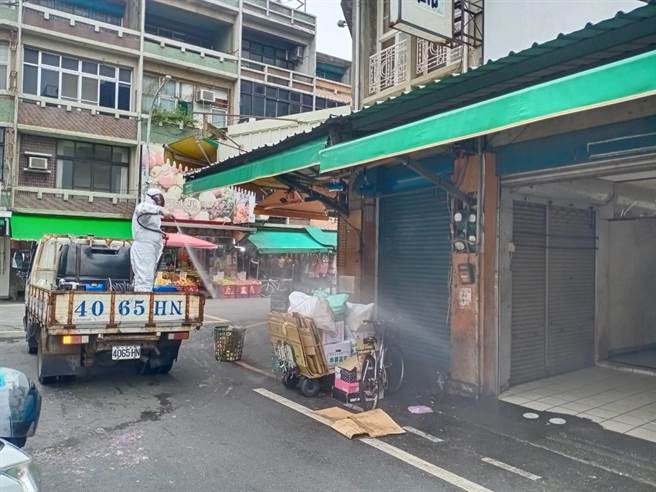 苗栗縣今天再新增一名確診個案，縣府派員到確診足跡點清消。（苗栗縣政府提供／李京昇苗栗傳真）